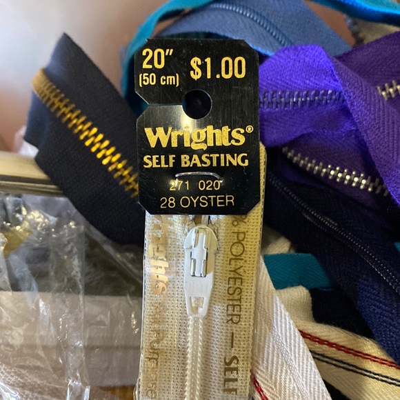 Bin of zippers - Picture 5 of 6